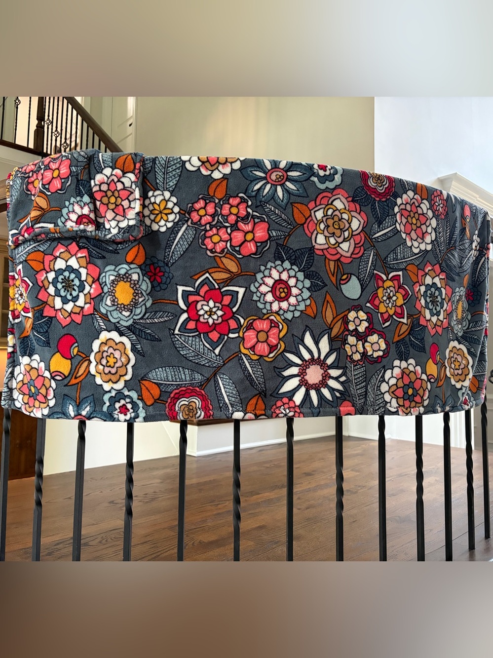 Vera Bradley Fleece Travel Blanket w/Trolley Strap in RETIRED Tropical Evening - Picture 2 of 4